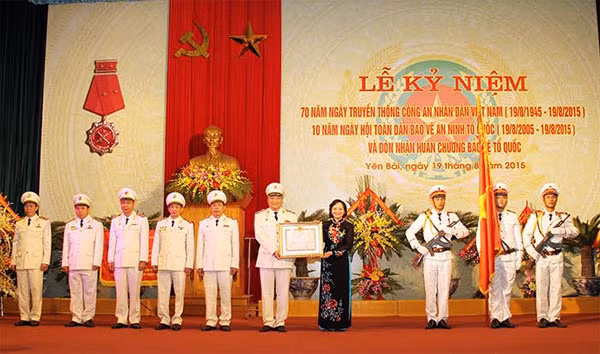Đồng chí Phạm Thị Thanh Trà, Chủ tịch UBND tỉnh thừa ủy quyền của Chủ tịch nước trao Huân chương bảo vệ Tổ quốc hạng Nhì cho Công an tỉnh Yên Bái.
