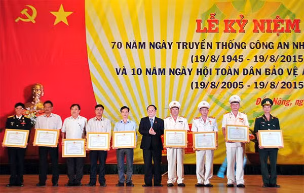 Chủ tịch UBND tỉnh đã trao tặng Bằng khen cho các tập thể và cá nhân.