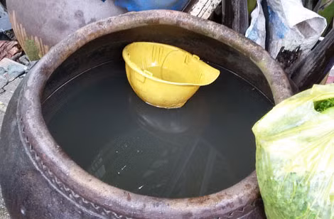 Những lu nước như thế này dùng để tắm giặt quanh năm.