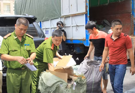 Công an kiểm đếm số hàng hóa bị tạm giữ.
