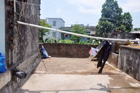 Hung thủ trèo vào nhà qua bờ tường bao. Hung thủ trèo vào nhà qua bờ tường bao.