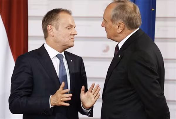 Chủ tịch Hội đồng châu Âu (EC) Donald Tusk (trái) và Tổng thống Latvia Andris Berzins trao đổi bên lề hội nghị ở Riga. Ảnh: AP.
