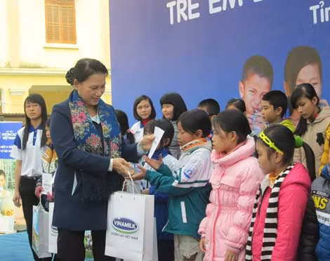 Phó Chủ tịch Quốc hội Nguyễn Thị Kim Ngân trao quà cho những trẻ em bị ảnh hưởng chất độc da cam tại Thái Bình. Phó Chủ tịch Quốc hội Nguyễn Thị Kim Ngân trao quà cho những trẻ em bị ảnh hưởng chất độc da cam tại Thái Bình.