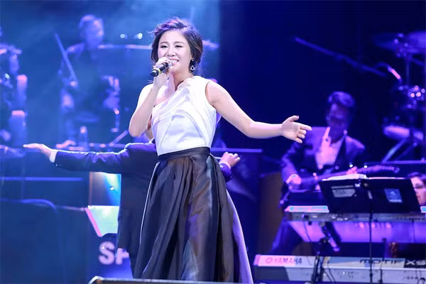 Văn Mai Hương được "giao ấn tiên phong" khi hát mở màn chương trình với ca khúc "Listen".