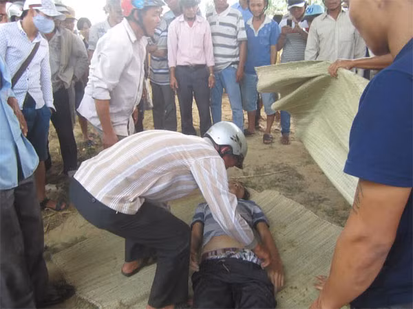 Đến 11h45' mới tìm và vớt được xác nạn nhân.