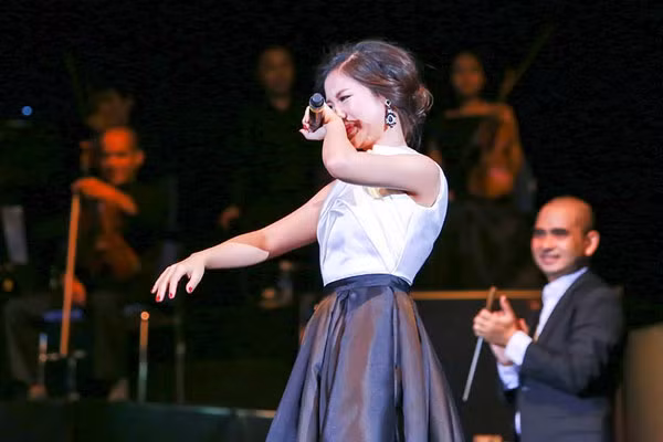 Văn Mai Hương đã đã không cầm được nước mắt khi song ca cùng Peabo Bryson. Ảnh: Hải Hà Nội.