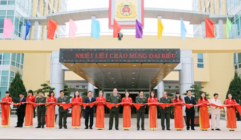 Bộ trưởng Bộ Công an Trần Đại Quang; Thứ trưởng Thường trực Bộ Công an Đặng Văn Hiếu; Bí thư Tỉnh ủy Hòa Bình Bùi Văn Tỉnh cùng các đại biểu cắt băng khánh thành trụ sở làm việc mới công an tỉnh Hòa Bình.
