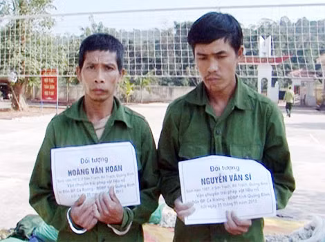 Hai đối tượng Hoàng Văn Hoan và Nguyễn Văn Sỹ vận chuyển thuốc bom bị phát hiện, bắt giữ.
