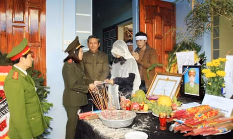 Báo Công an nhân dân thăm hỏi, động viên, trao số tiền 3 triệu đồng để sẻ chia những đau thương, mất mát đối với thân nhân gia đình đồng chí Bùi Công Nguyên.