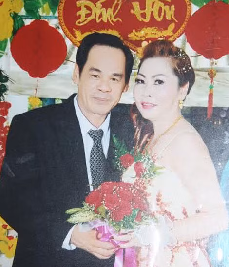 Rạng đính hôn với chị Huệ vào ngày 16/7/2014. Rạng đính hôn với chị Huệ vào ngày 16/7/2014.