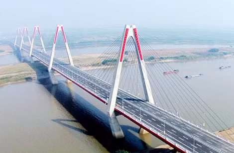 Dưới sự lãnh đạo của Đảng, đất nước ta đã đạt được nhiều thành tựu to lớn trong công cuộc đổi mới (Ảnh: Cây cầu hiện đại Nhật Tân vừa được khánh thành).