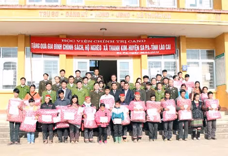 Đoàn CBCS, học viên Học viện Chính trị CAND thăm, tặng quà đồng bào khó khăn xã Thanh Kim, Sa Pa, Lào Cai.