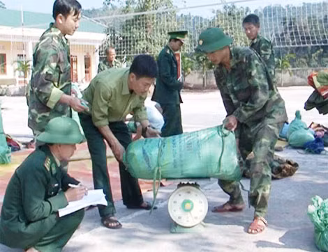 Lực lượng Biên phòng Quảng Bình đang tiến hành kiểm tra số thuốc bom mà các đối tượng vận chuyển trái phép để lập hồ sơ.