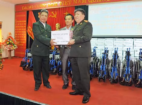 Phó Cục trưởng Cục Chính trị An ninh Trần Kim Dũng tặng quà, động viên các thương bệnh binh.