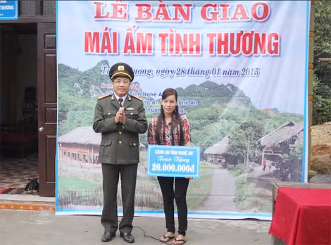 Đại tá Hồ Văn Tứ, Phó giám đốc Công an tỉnh trao tiền hỗ trợ xây dựng ngôi nhà Mái ấm tình thương cho chị Khương. Đại tá Hồ Văn Tứ, Phó giám đốc Công an tỉnh trao tiền hỗ trợ xây dựng ngôi nhà Mái ấm tình thương cho chị Khương.