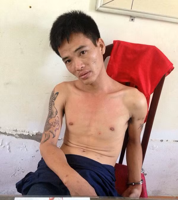 Kẻ “ngáo đá” Vũ Văn Tuyền tại Công an phường Phú Thượng. Kẻ “ngáo đá” Vũ Văn Tuyền tại Công an phường Phú Thượng.