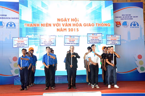 Ra mắt 5 đội tình tình nguyện tuyên truyền an toàn giao thông.