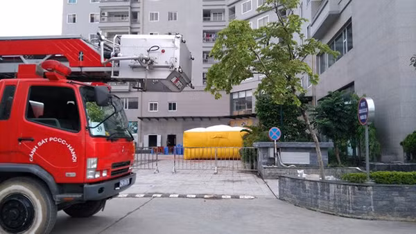 Lực lượng cứu hộ để sẵn đệm hơi để phòng người này nhảy xuống. Lực lượng cứu hộ để sẵn đệm hơi để phòng người này nhảy xuống.
