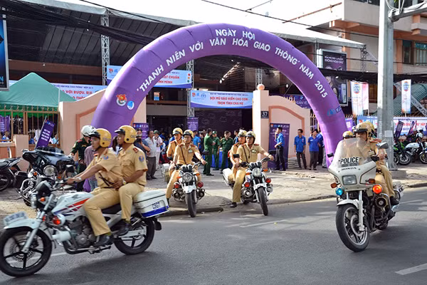 Cảnh sát giao thông TP Hồ Chí Minh “xuất quân” sau lễ khai mạc.