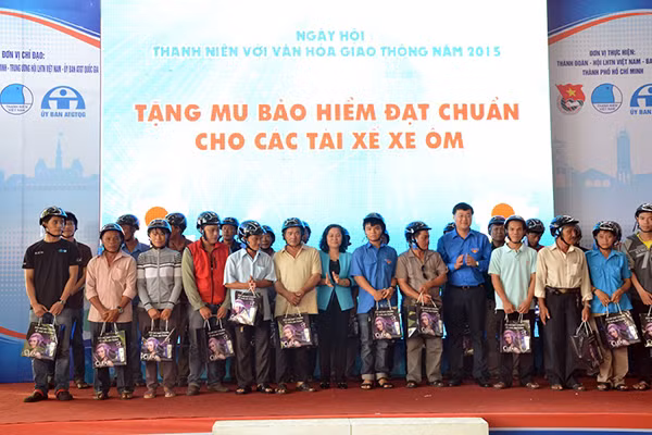 Trao tặng mũ bảo hiểm đạt chuẩn cho người dân hành nghề xe ôm.