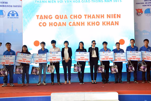 Tặng quà cho thanh niên khó khăn.