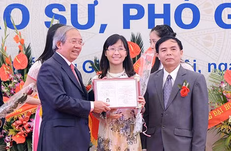 Nữ Phó giáo sư trẻ nhất Việt Nam tươi tắn tại lễ vinh danh năm 2013 (ảnh chỉ mang tính minh họa) .