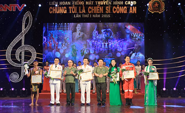 Trung tướng Bùi Văn Thành, Thứ trưởng Bộ Công an; Trung tướng Bùi Bá Định, Trưởng Ban tổ chức trao giải Nhất tặng các đoàn nghệ thuật.