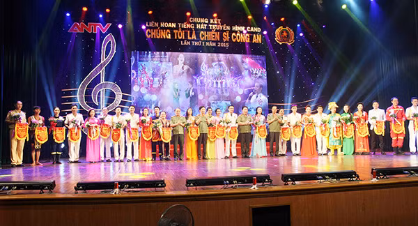 Lãnh đạo Bộ Công an tặng hoa, cờ lưu niệm tặng các đoàn nghệ thuật Công an các tỉnh, thành phố tham dự vòng Chung kết