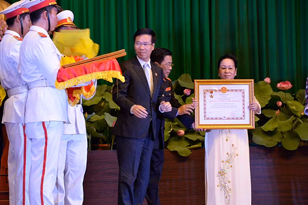 Thừa ủy nhiệm của Chủ tịch Nước, lãnh đạo TP HCM trao tặng danh hiệu Anh hùng LLVT nhân dân.