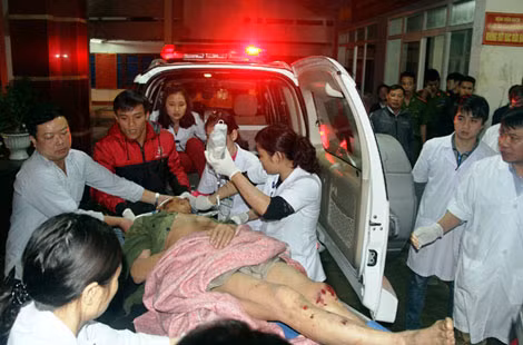 Các y, bác sỹ đang tiến hành cấp cứu cho các bệnh nhân (ảnh Công Tường).