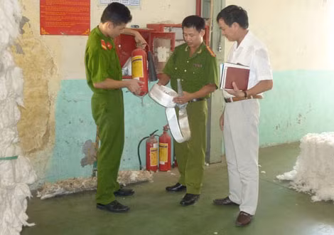 Cảnh sát PCCC Thái Bình kiểm tra công tác PCCC và thiết bị PCCC tại cơ sở dệt may.