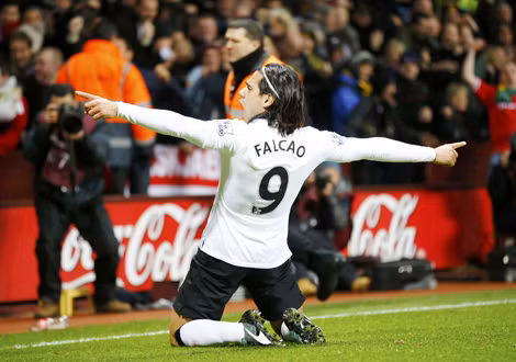Falcao đang chinh phục khó khăn đầu tiên tại Man Utd.