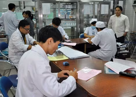 Y bác sĩ thực hiện ứng trực 24/24 vào dịp Tết tại bệnh viện Chợ Rẫy.