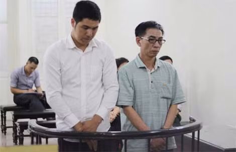 Hai bị cáo Phương và Cương tại phiên xử.