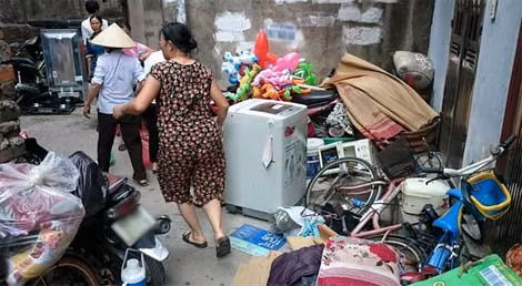 Người dân tất bật di dời tài sản ra khỏi đám cháy.