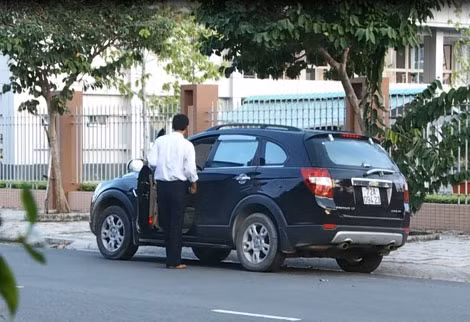 Ông Khâu Thanh Kỳ nhận lại chiếc ôtô đã mất trộm từ Công an Bà Rịa - Vũng Tàu. Ông Khâu Thanh Kỳ nhận lại chiếc ôtô đã mất trộm từ Công an Bà Rịa - Vũng Tàu.