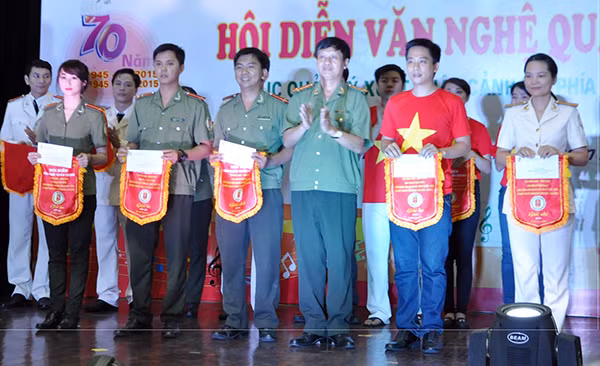 Đại tá Lê Xuân Viên, Phó Cục trường Cục Quản lý xuất nhập cảnh trao giải Nhất, Nhì, Ba hạng mục Tốp ca.