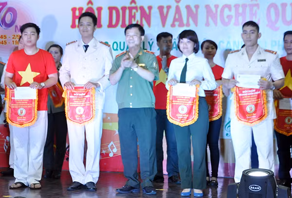 Thiếu tướng Lê Thanh Dũng và đại diện các tập thể, cá nhân được trao giải hạng mục Kết cấu chương trình.