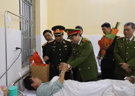 Lãnh đạo Cục Điều tra Hình sự Bộ Quốc phòng và Cục Cảnh sát truy nã tội phạm Bộ Công an thăm hỏi, tặng quà Thiếu tá Bùi Đức Đào.
