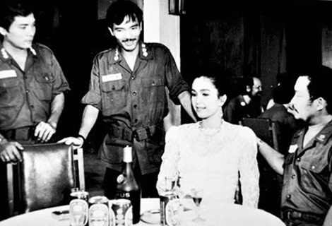 Nghệ sĩ Thương Tín (ngoài cùng bên trái) trong một cảnh phim đóng chung với D.M, người cũ được ông nhắc đến trong hồi ký mới phát hành của mình.