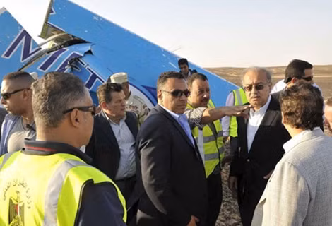 Quan chức Ai Cập tại hiện trường rơi máy bay Nga.
