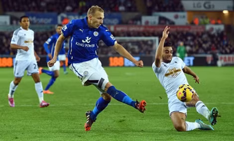 Leicester (trái) đang dẫn đầu BXH Premier League.