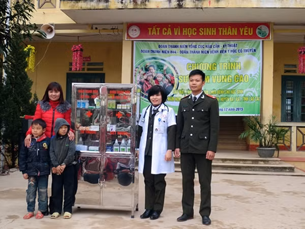 Đoàn Thanh niên Cục Quản lý trang bị kỹ thuật và trang cấp, Bệnh viện Y học cổ truyền tặng nhà trường tủ thuốc với hàng trăm loại thuốc, thiết bị y tế.
