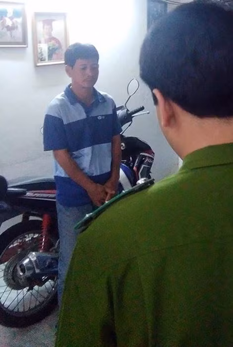 Cơ quan CSĐT Công an TPHCM tống đạt quyết định khởi tố bị can, lệnh bắt tạm giam bị can Ngô Văn Tâm trưa ngày 18-12.