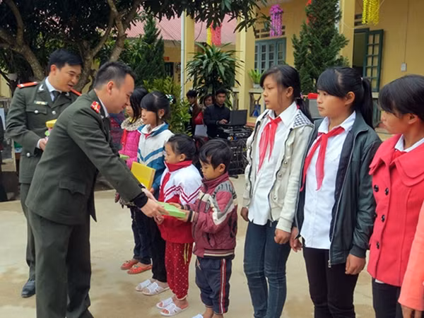 Đại diện Đoàn viên thanh niên Cục Quản lý trang bị kỹ thuật và trang cấp tặng quà cho các em học sinh nghèo Tòng Sành.