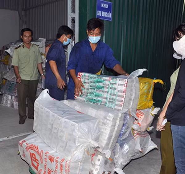 Lực lượng QLTT An Giang giám sát chặt chẽ việc tiêu hủy thuốc lá lậu tại Nhà máy xử lý rác thải nguy hại TP. Long Xuyên.