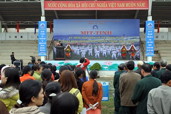 Quang cảnh lễ mít tinh “Ngày Dân số Việt Nam năm 2015 - Cộng đồng chung tay chăm sóc người cao tuổi vào sáng ngày 18-12.