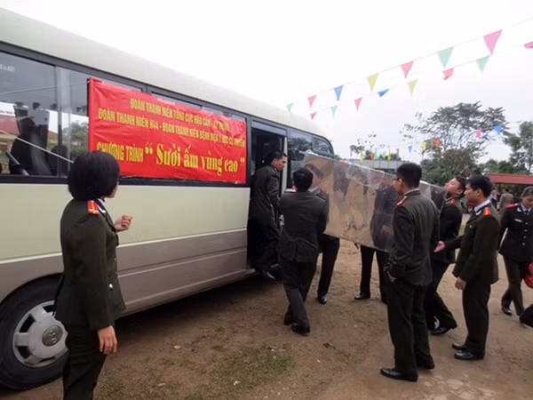 Đoàn viên thanh niên Cục Quản lý trang bị kỹ thuật và trang cấp, Bệnh viện Y học cổ truyền chuẩn bị quà để gửi tới các em học sinh nghèo Tòng Sành.