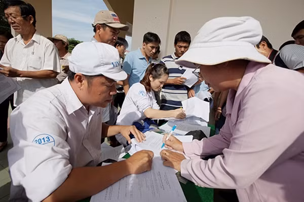 Vinamilk thu mua sữa tươi nguyên liệu cho nông dân trên phạm vi cả nước.
