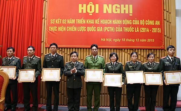 Trung tướng Phạm Quang Cử, Phó Tổng cục trưởng Tổng cục Hậu cần- Kỹ thuật, Phó trưởng Ban Thường trực Ban chỉ đạo phòng, chống tác hại thuốc lá Bộ Công an trao Bằng khen của Bộ Công an cho các cá nhân có thành tích xuất sắc.